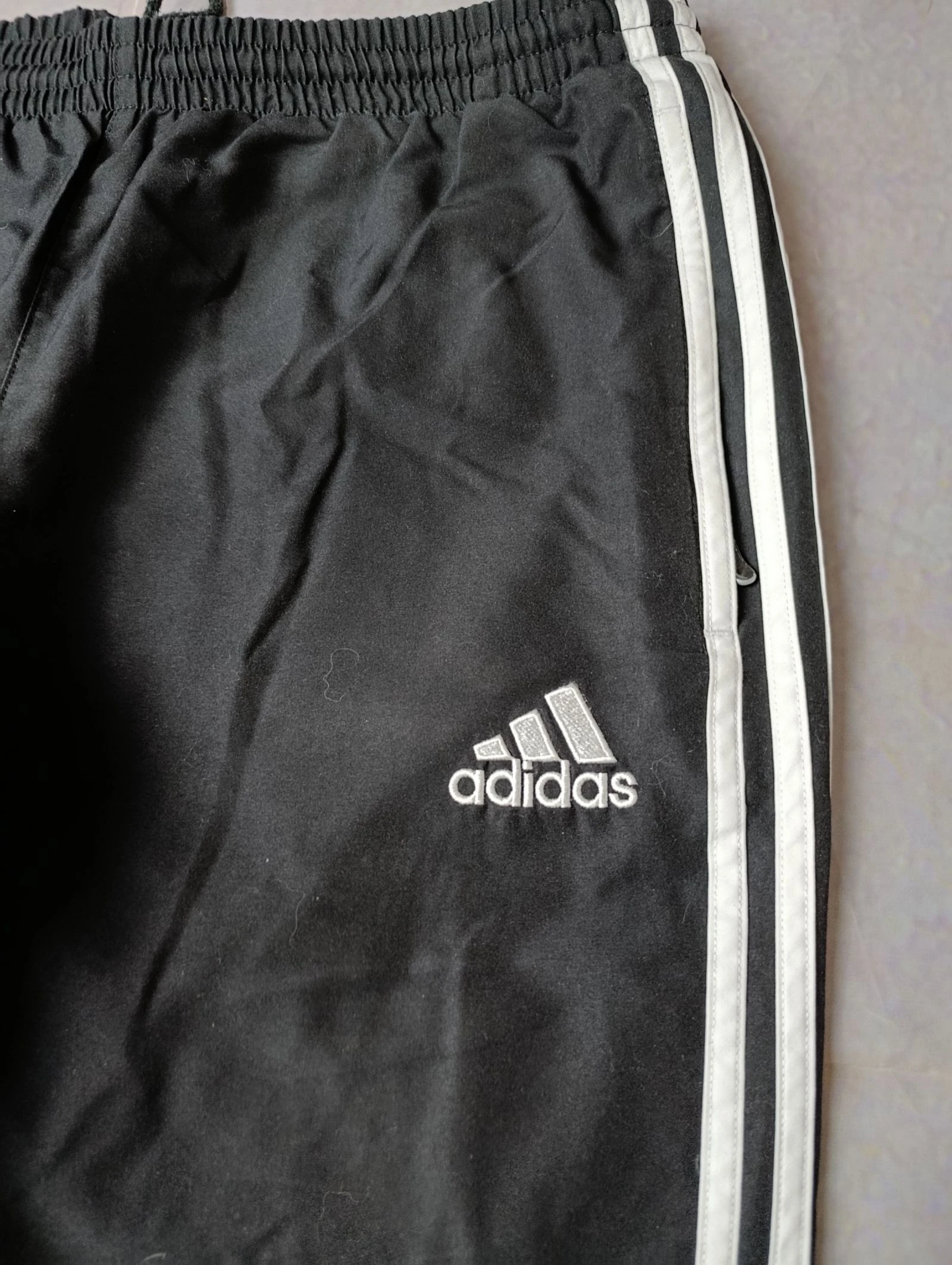 Pantalones de chándal Adidas Black 3-Stripes – Hombre M – photo 3